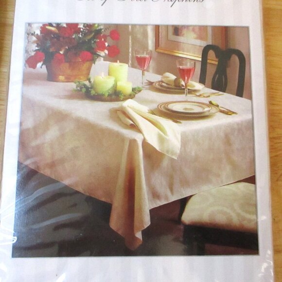 NEW! Wilson Court Garden Rose Damask Cloth Napkins, Champagne, 2 Pkgs. of 4=8 - Picture 10 of 13